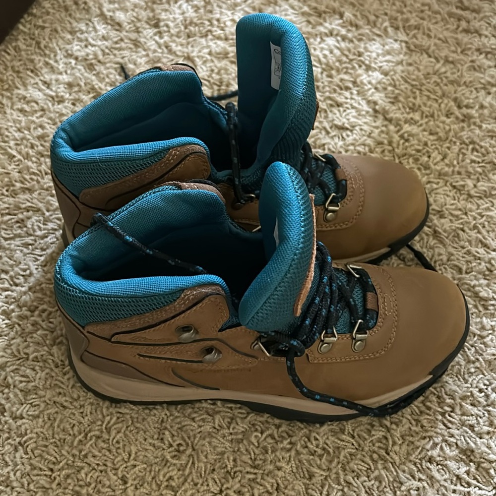 Brand New Columbia Women’s 8.5 Hiking Shoes